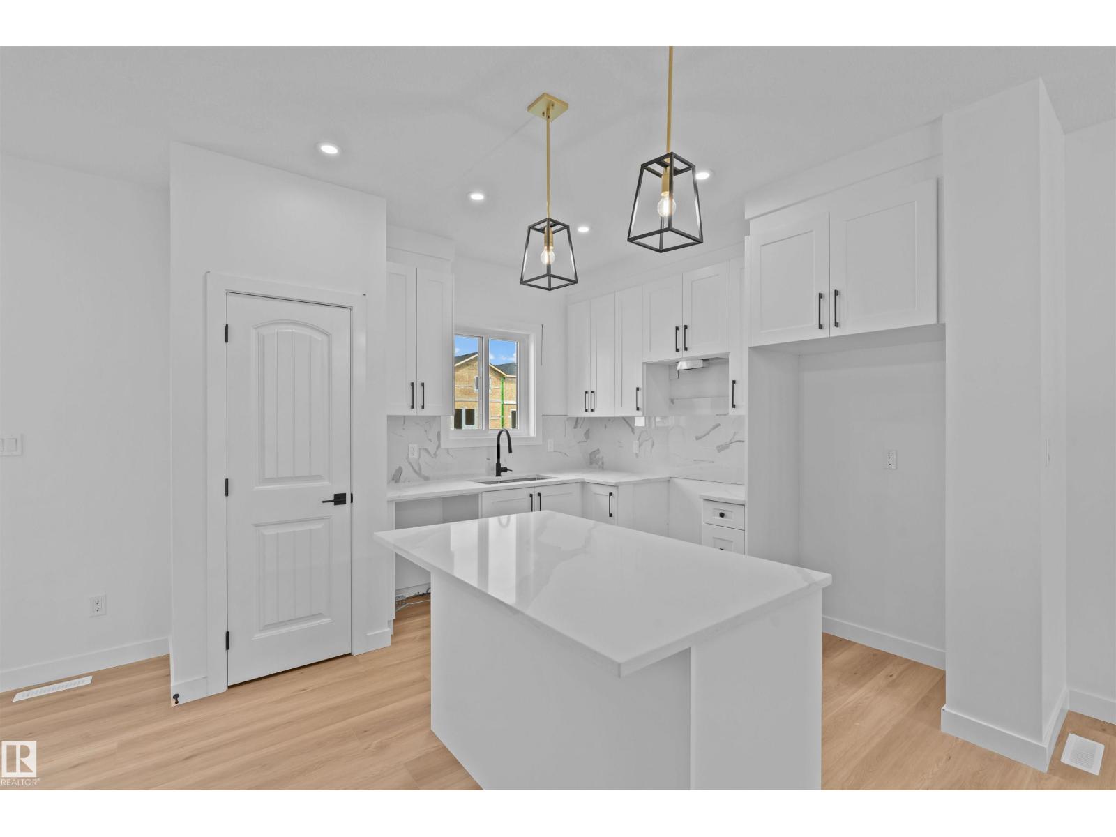 9905-9909 107 AV - Photo 5 of 16, Morinville, Alberta