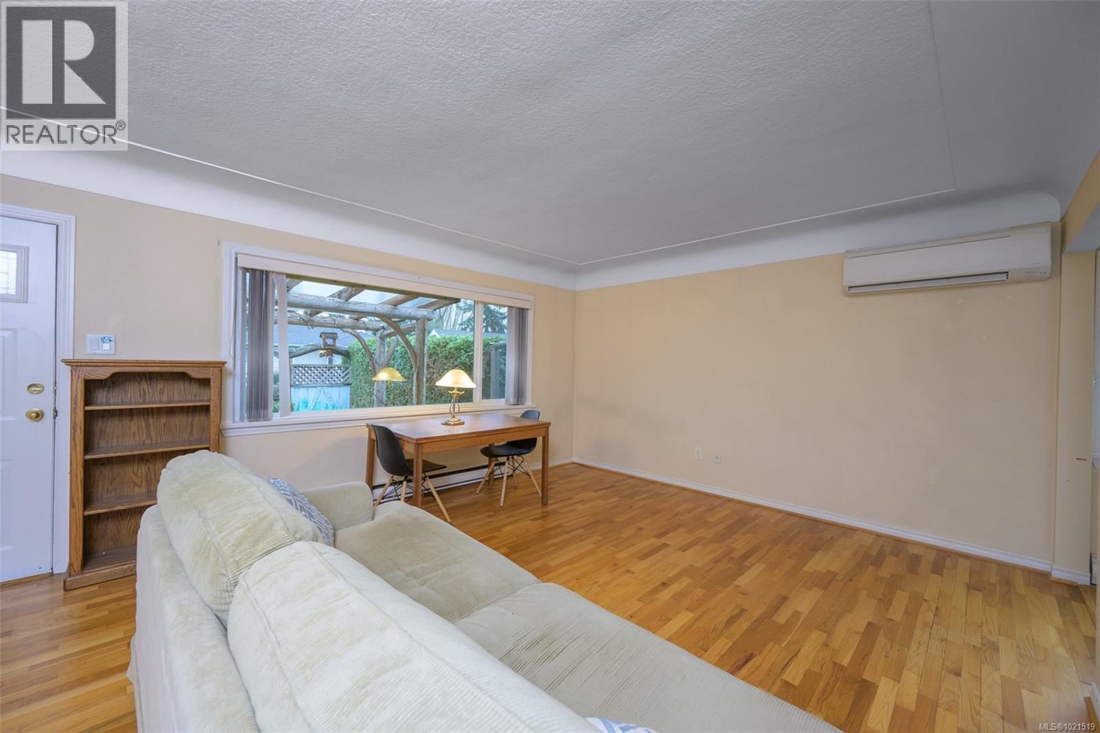 Single Family House for Sale in  Cedar Hill Rd Victoria 