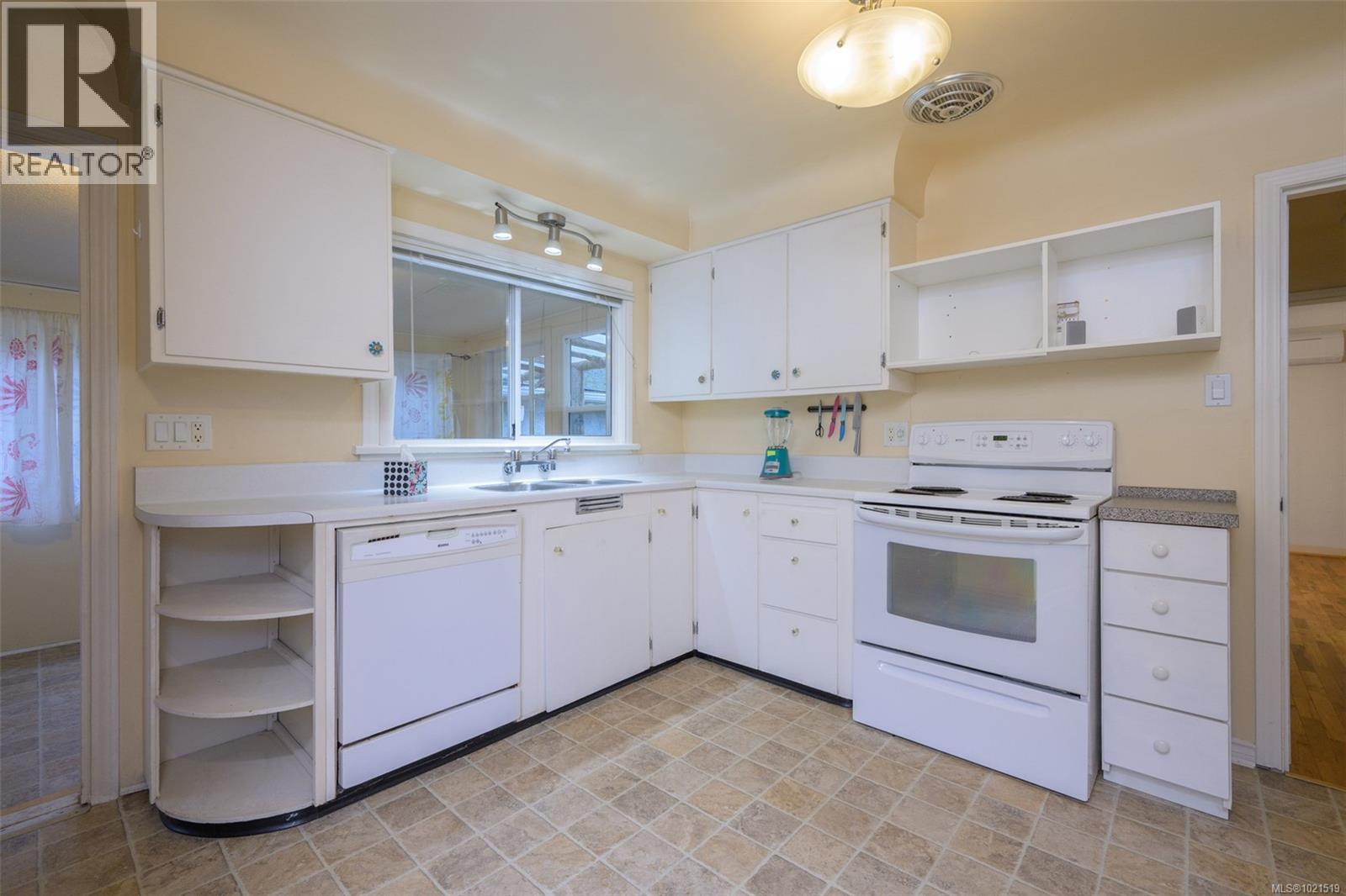 Single Family House for Sale in  Cedar Hill Rd Victoria 