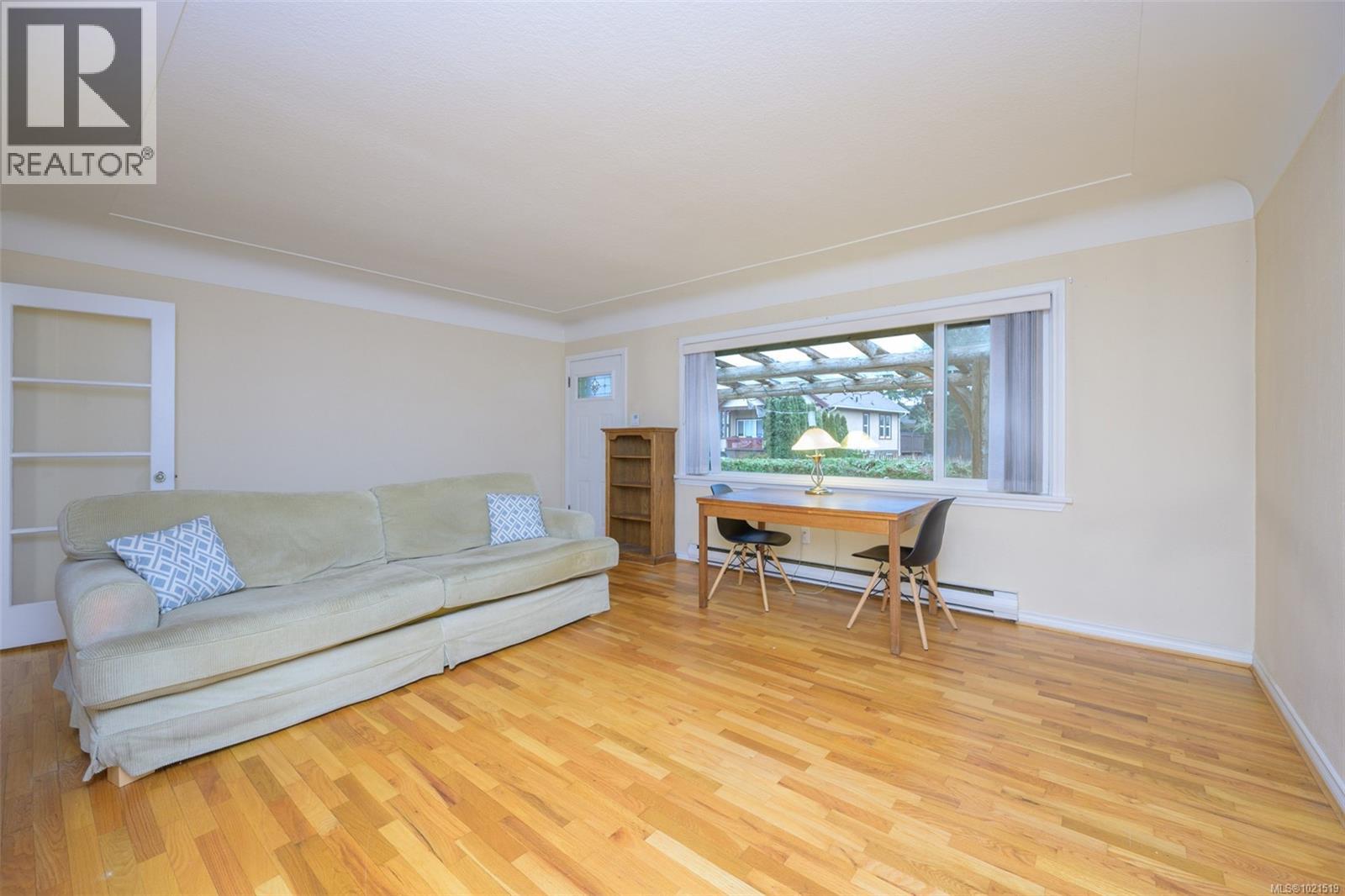 Single Family House for Sale in  Cedar Hill Rd Victoria 