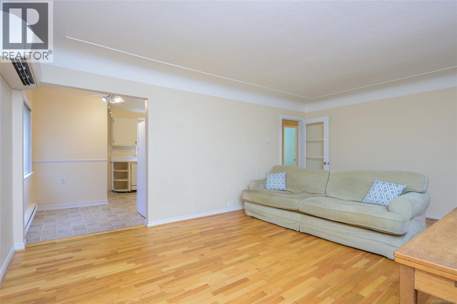 Single Family House for Sale in  Cedar Hill Rd Victoria 