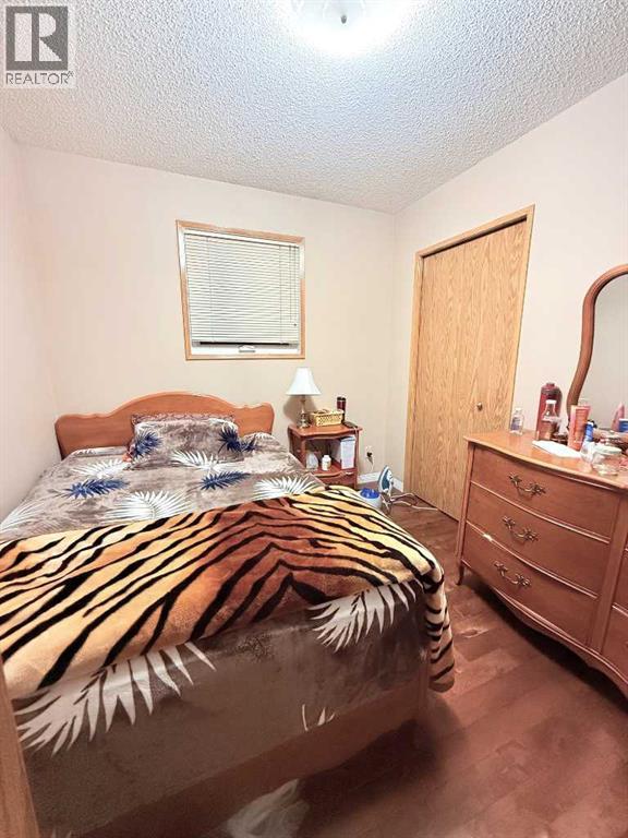 Single Family House Bi-level for Sale in  Laguna Way NE Monterey Park Calgary 