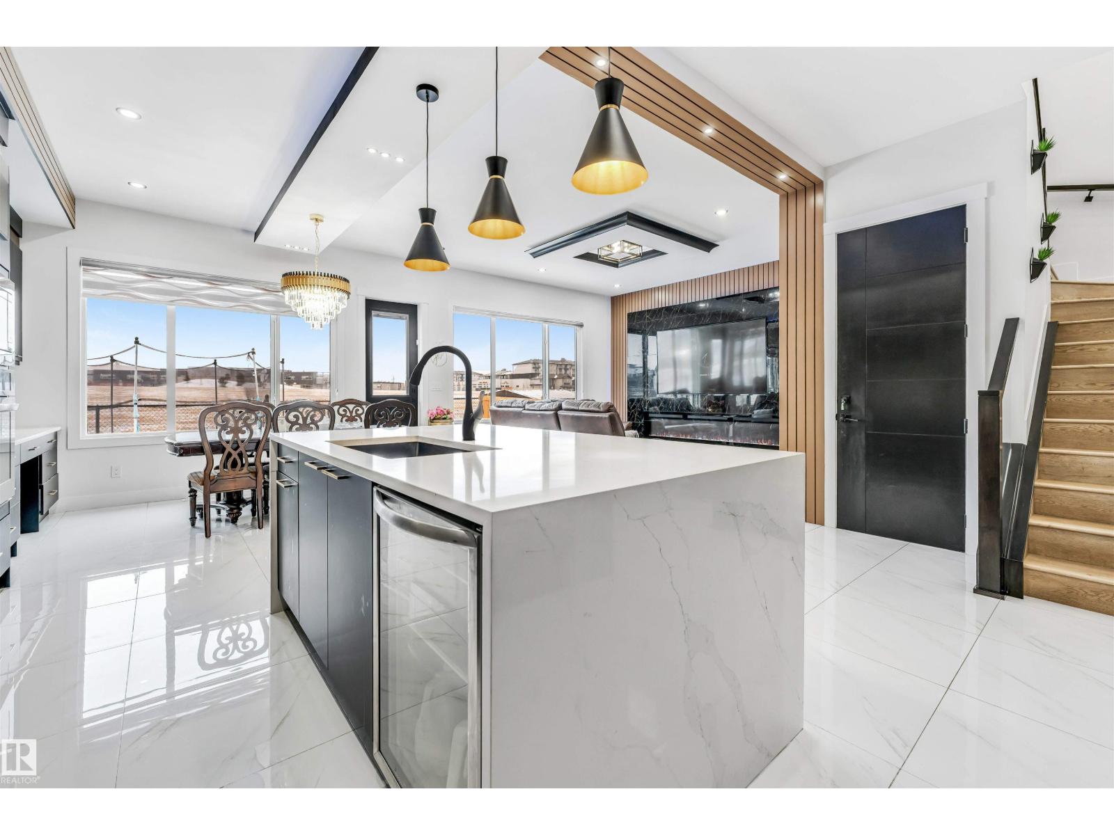 2123 18 AV NW, Edmonton