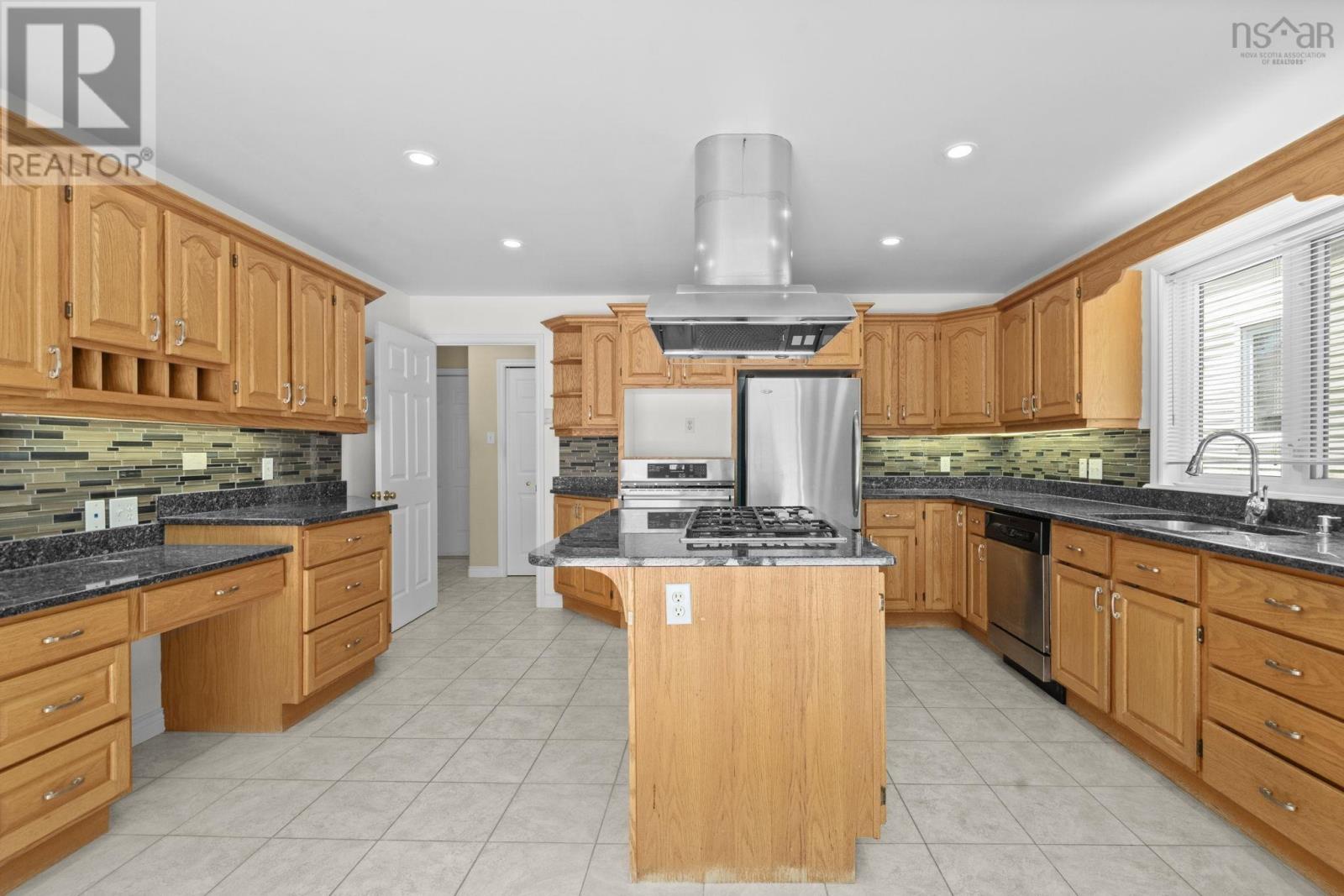 Property 12 of 51 of 152 Roxbury Crescent