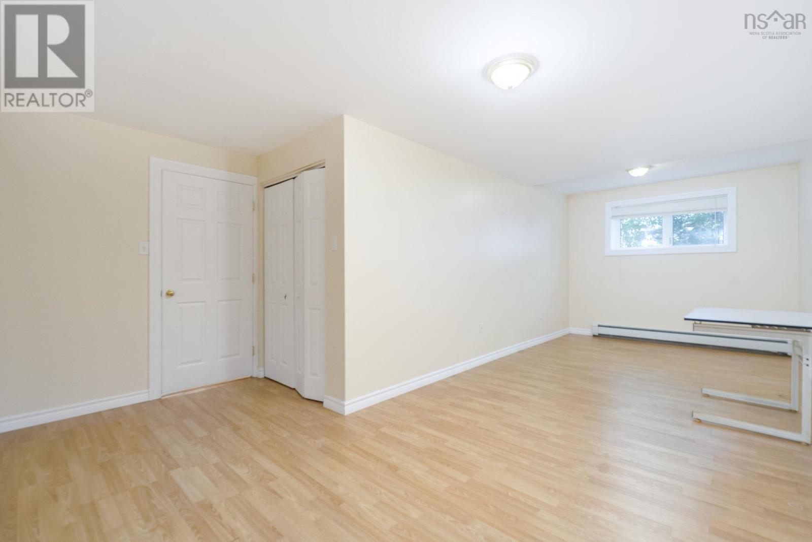 Property 35 of 51 of 152 Roxbury Crescent