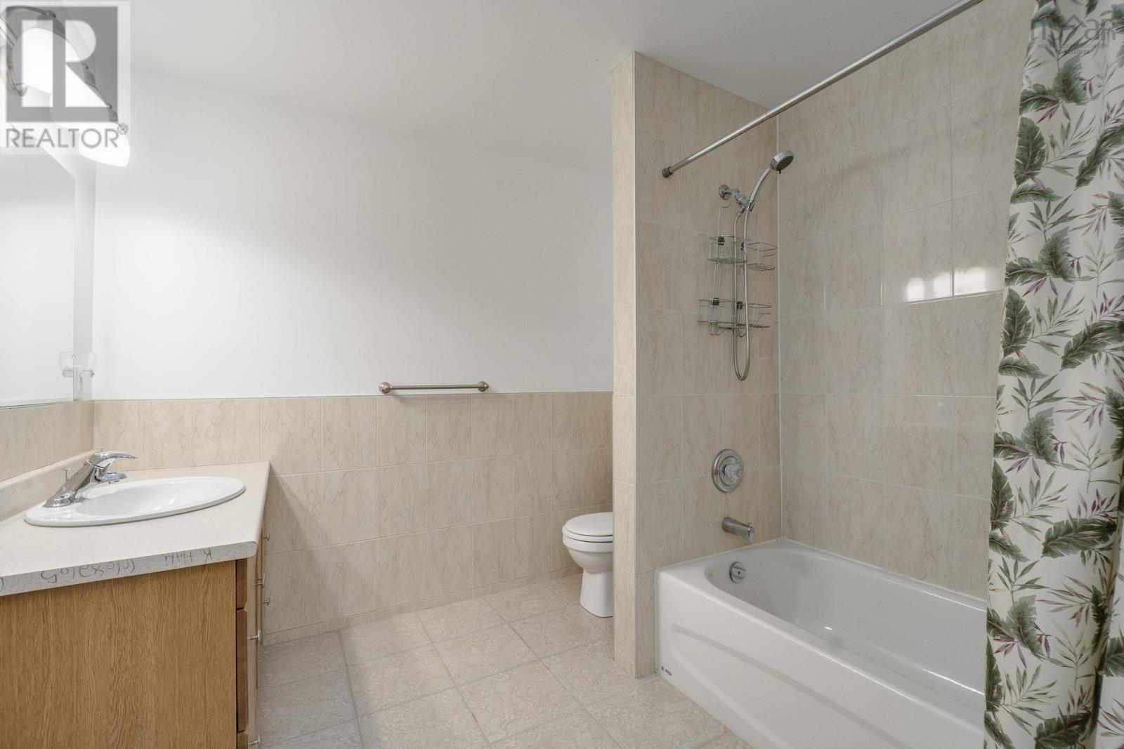 Property 36 of 51 of 152 Roxbury Crescent