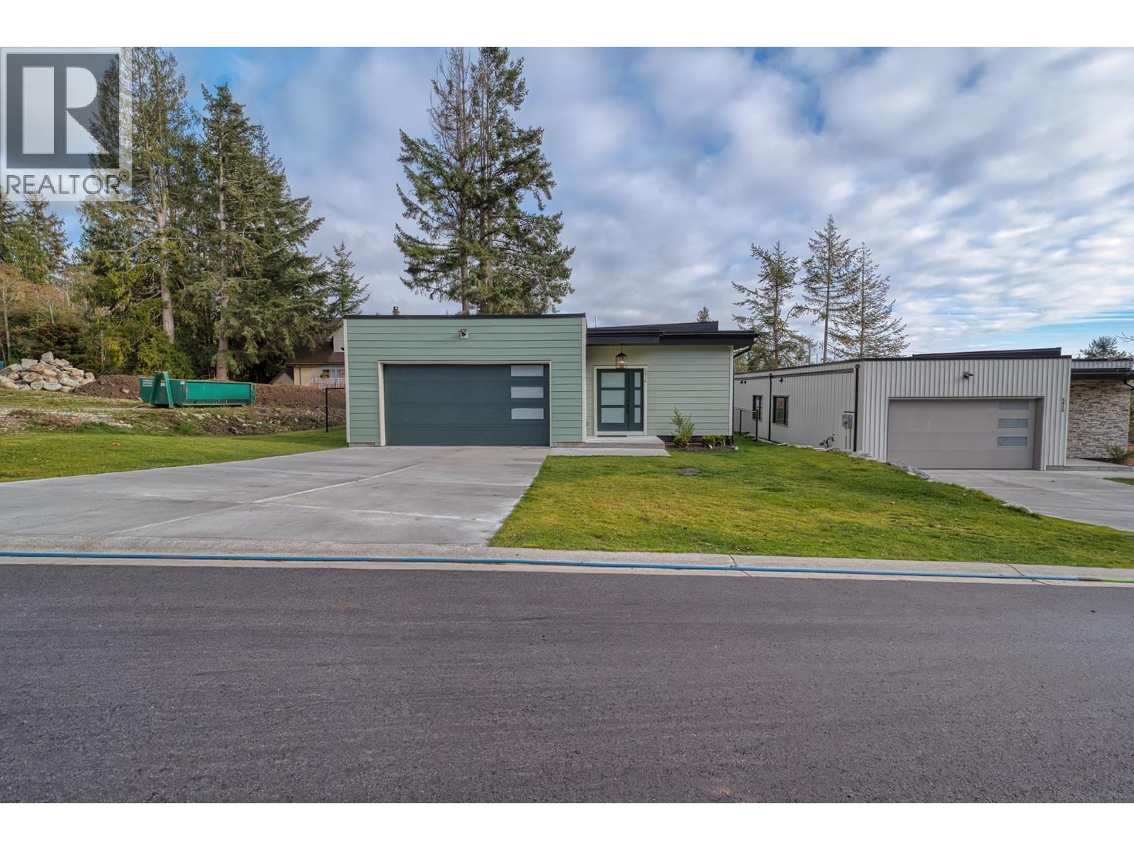 5416 STELLAR WAY, Sechelt