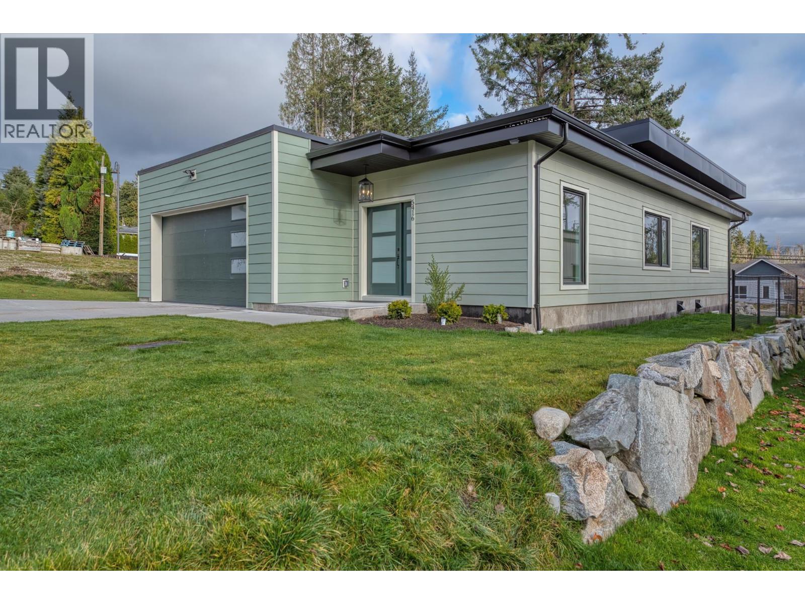 5416 STELLAR WAY, Sechelt