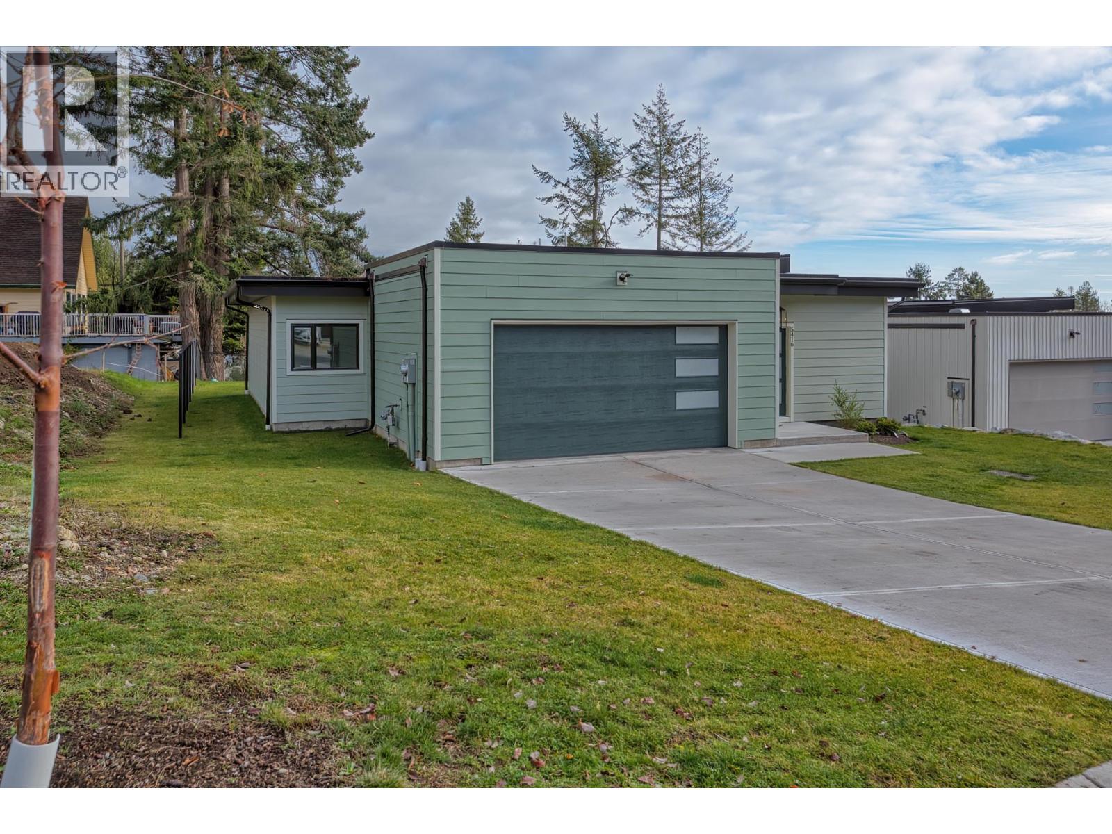 5416 STELLAR WAY, Sechelt