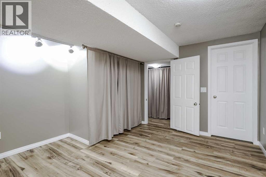 Single Family House 4 Level for Sale in   Silver Springs Drive NW Silver Springs Calgary 