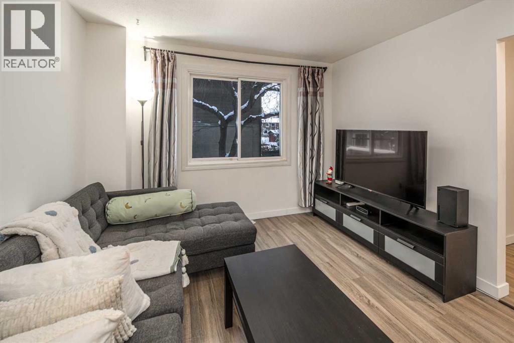 Single Family House for Sale in   Dalton Drive NW Dalhousie Calgary 