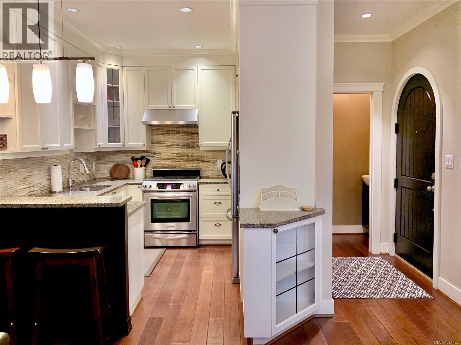 8 675 Superior St, Victoria