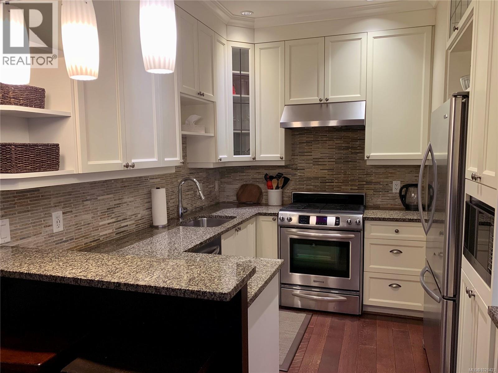 8 675 Superior St, Victoria