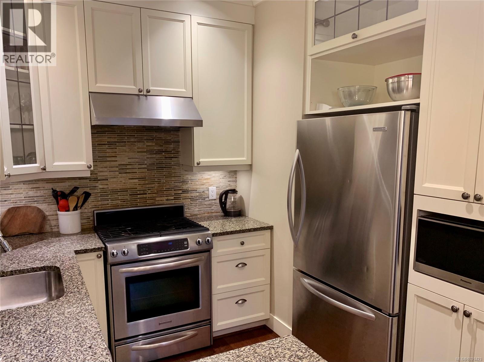 8 675 Superior St, Victoria