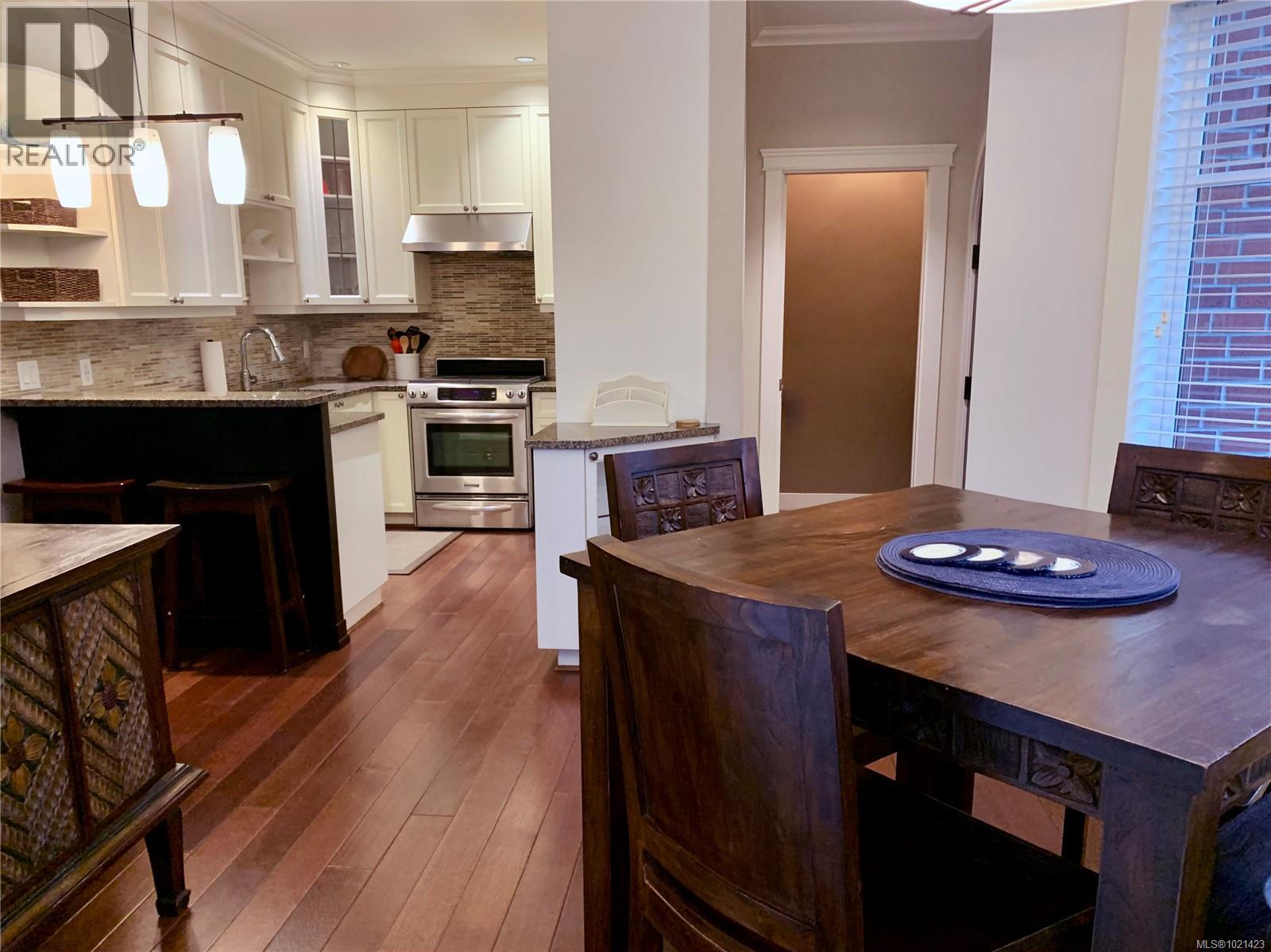 8 675 Superior St, Victoria