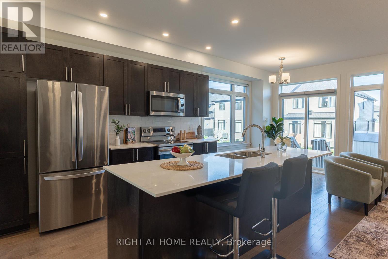 Breakfast bar & Large Island