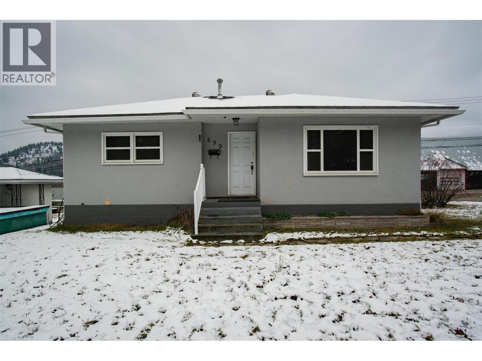 690 Schofield Highway, Warfield