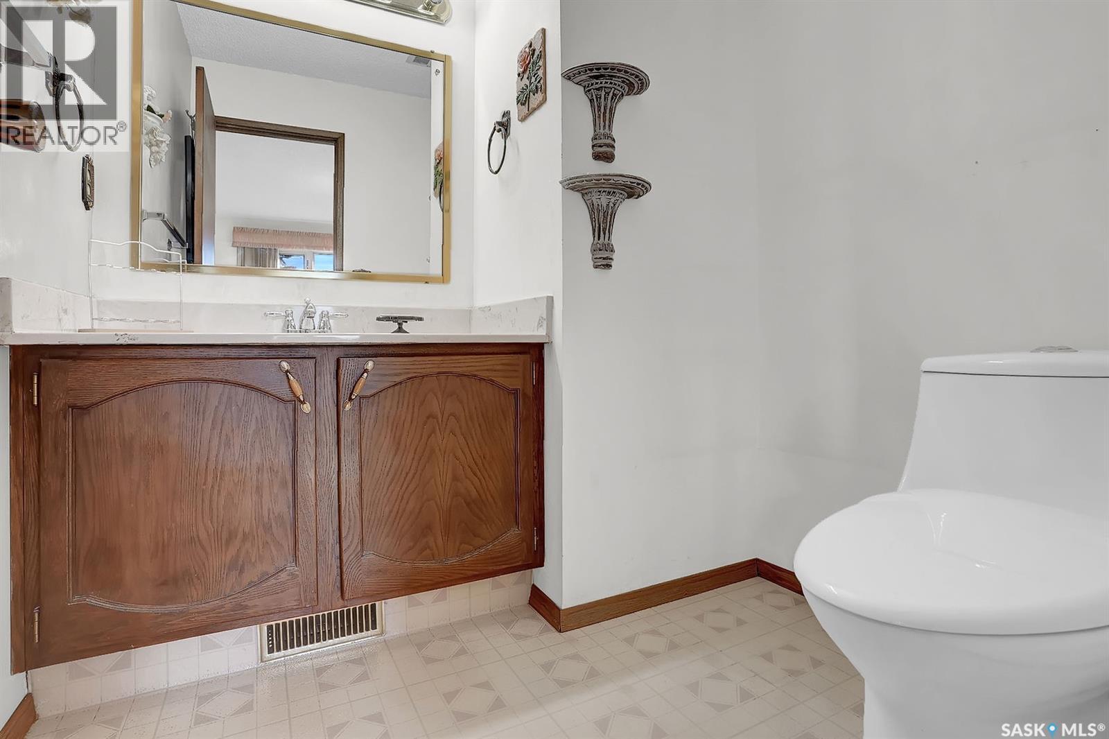 Single Family House 2 Level for Sale in  Plainsview DRIVE Regina 