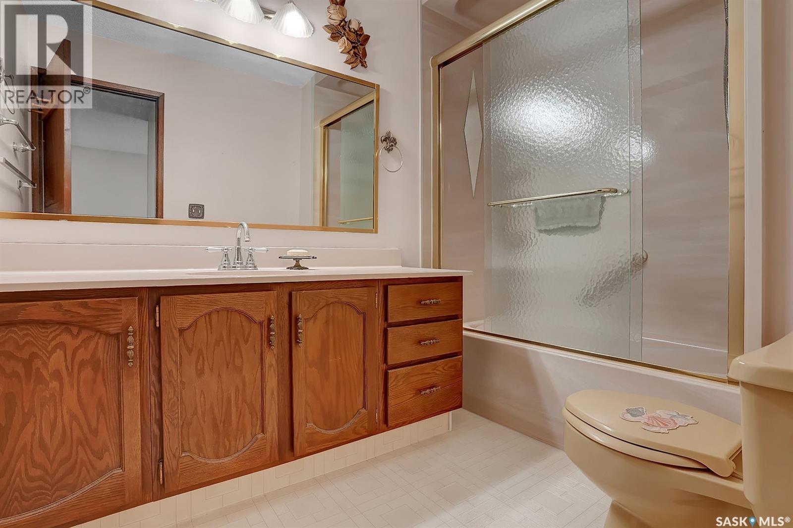 Single Family House 2 Level for Sale in  Plainsview DRIVE Regina 