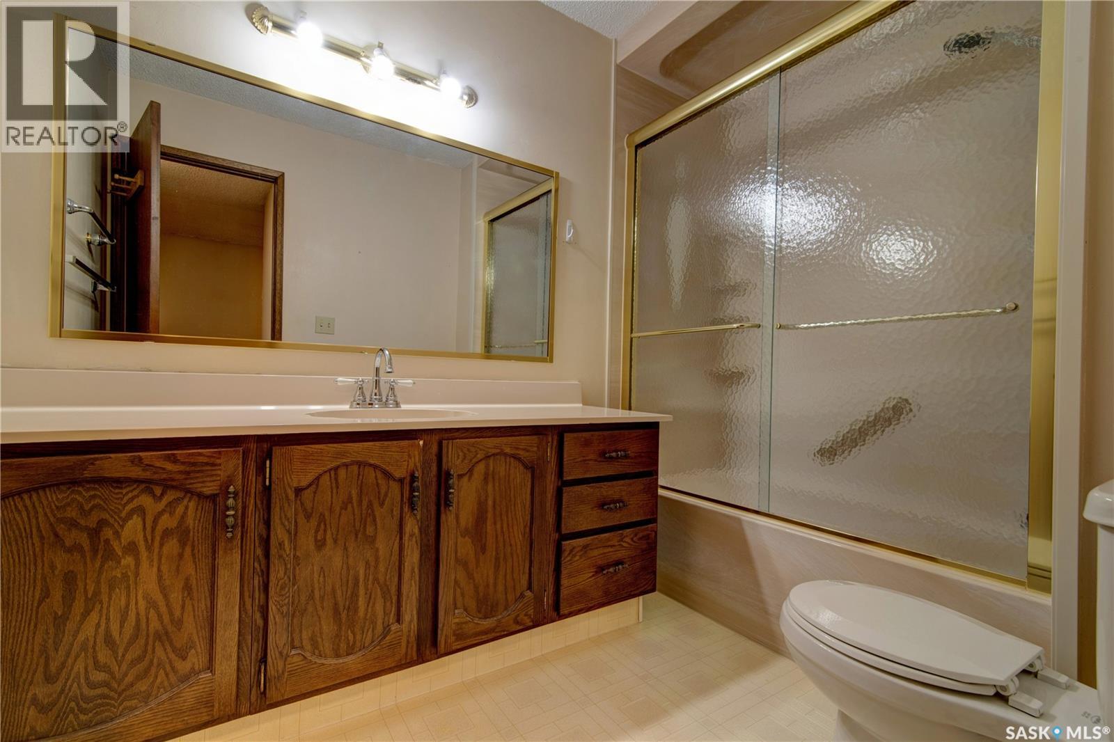 Single Family House 2 Level for Sale in  Plainsview DRIVE Regina 