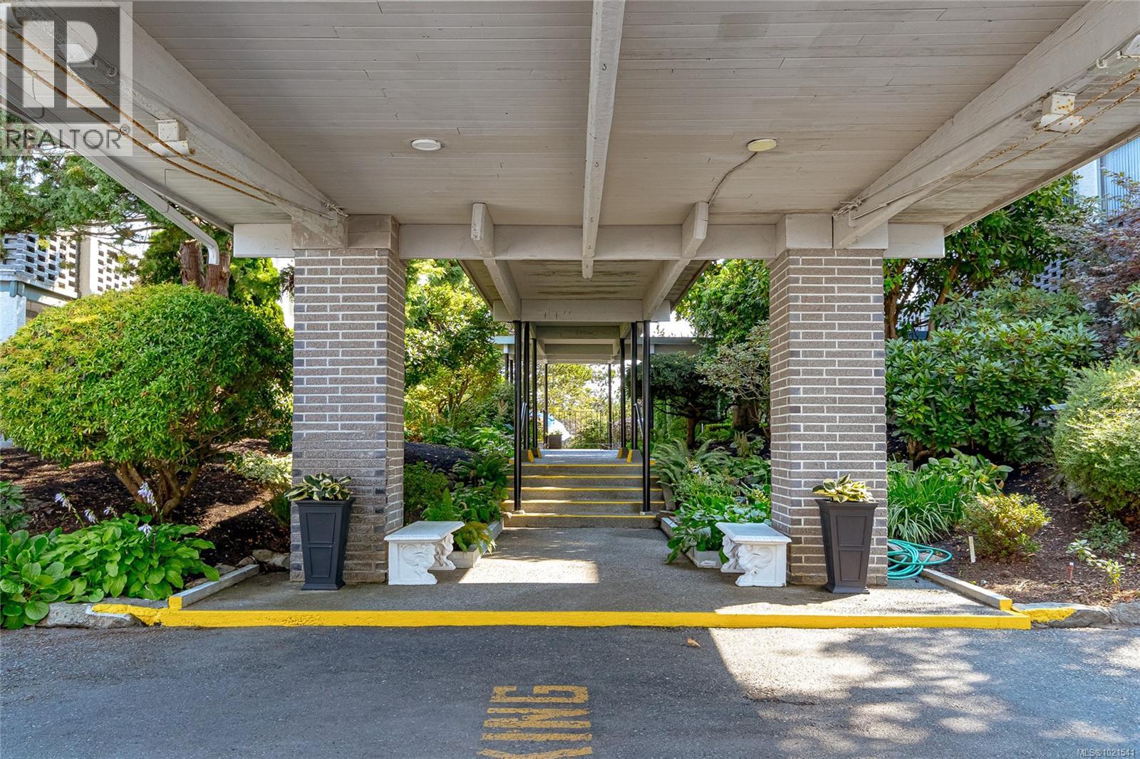 108 2040 White Birch Rd, Sidney