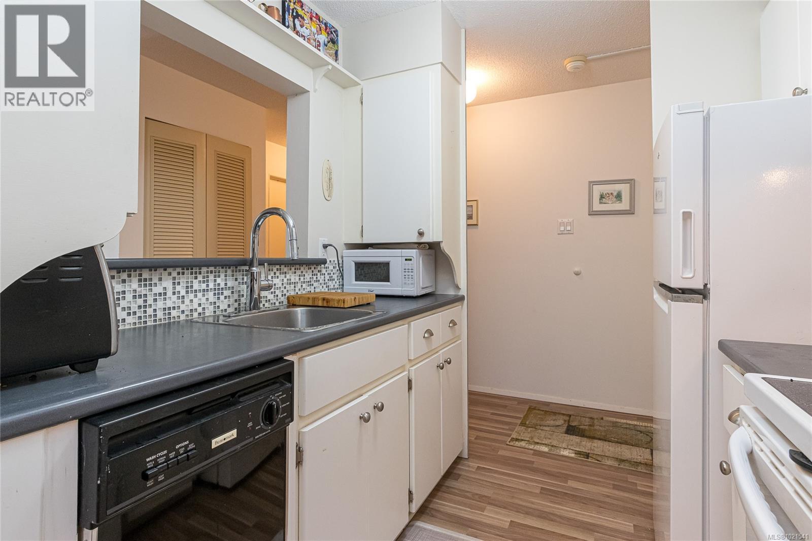 108 2040 White Birch Rd, Sidney