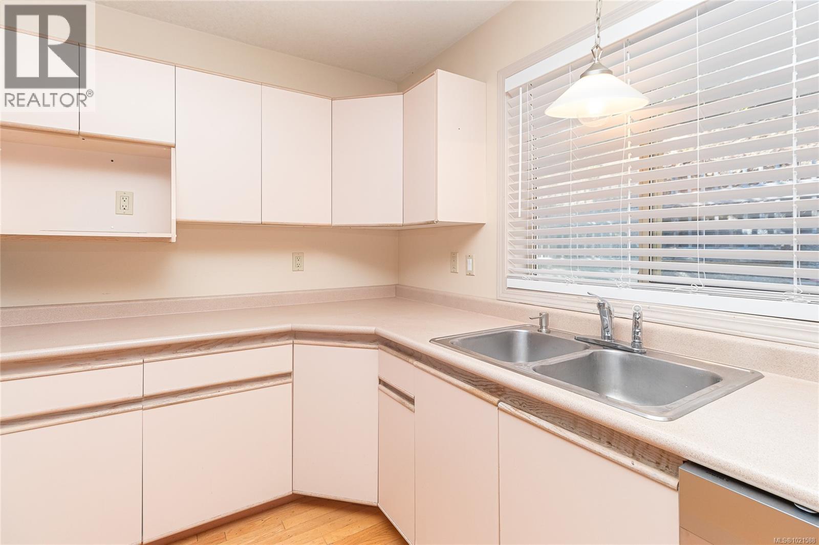 991 Seapearl Pl, Saanich