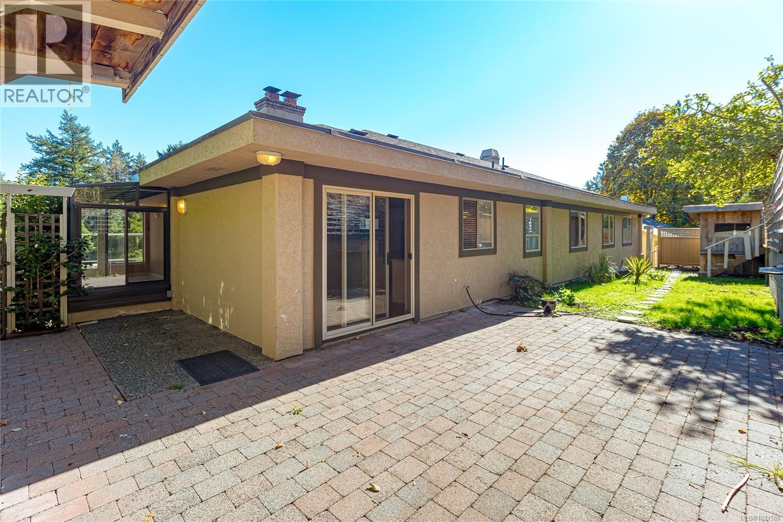 991 Seapearl Pl, Saanich