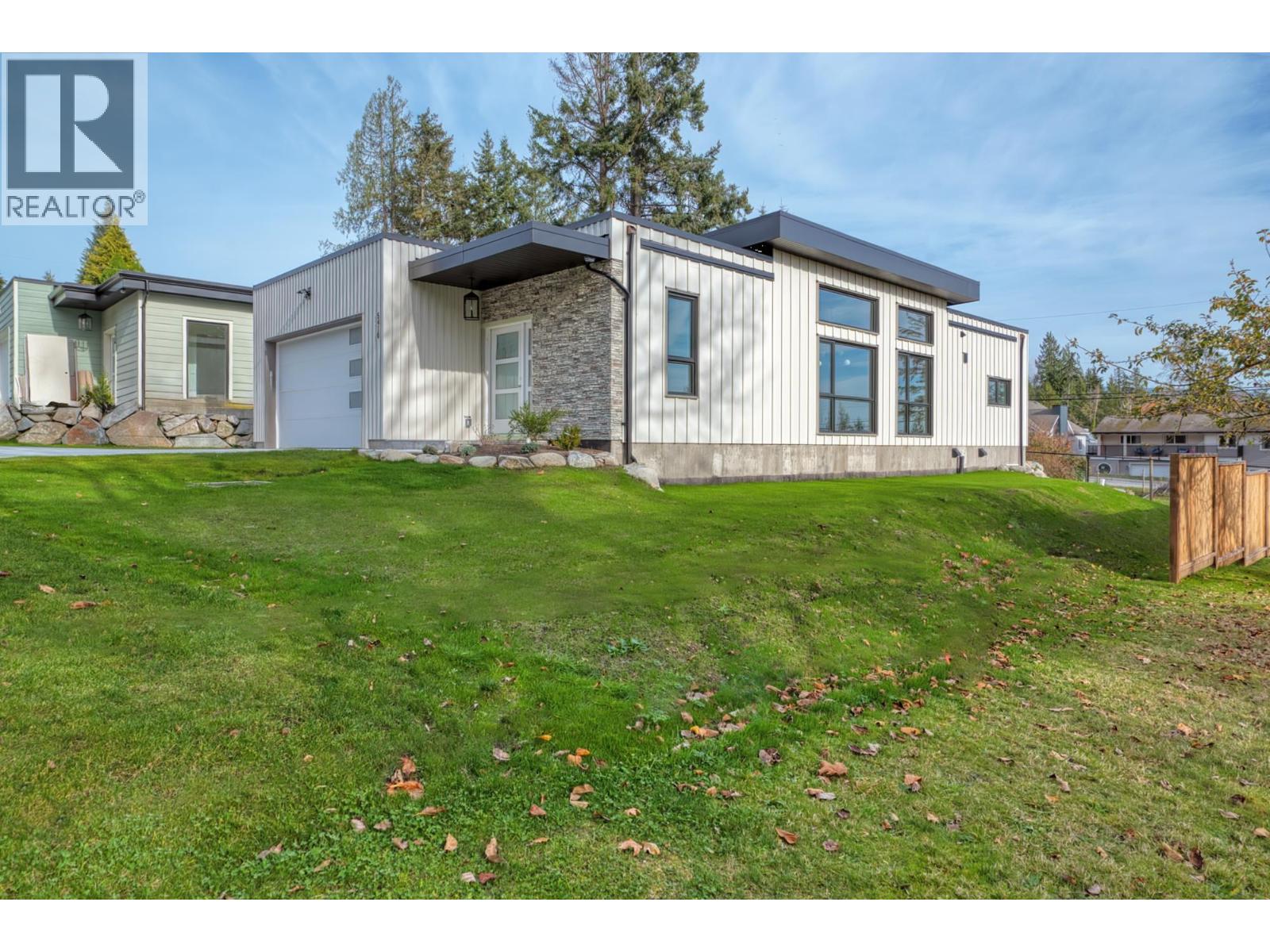 5410 STELLAR WAY, Sechelt