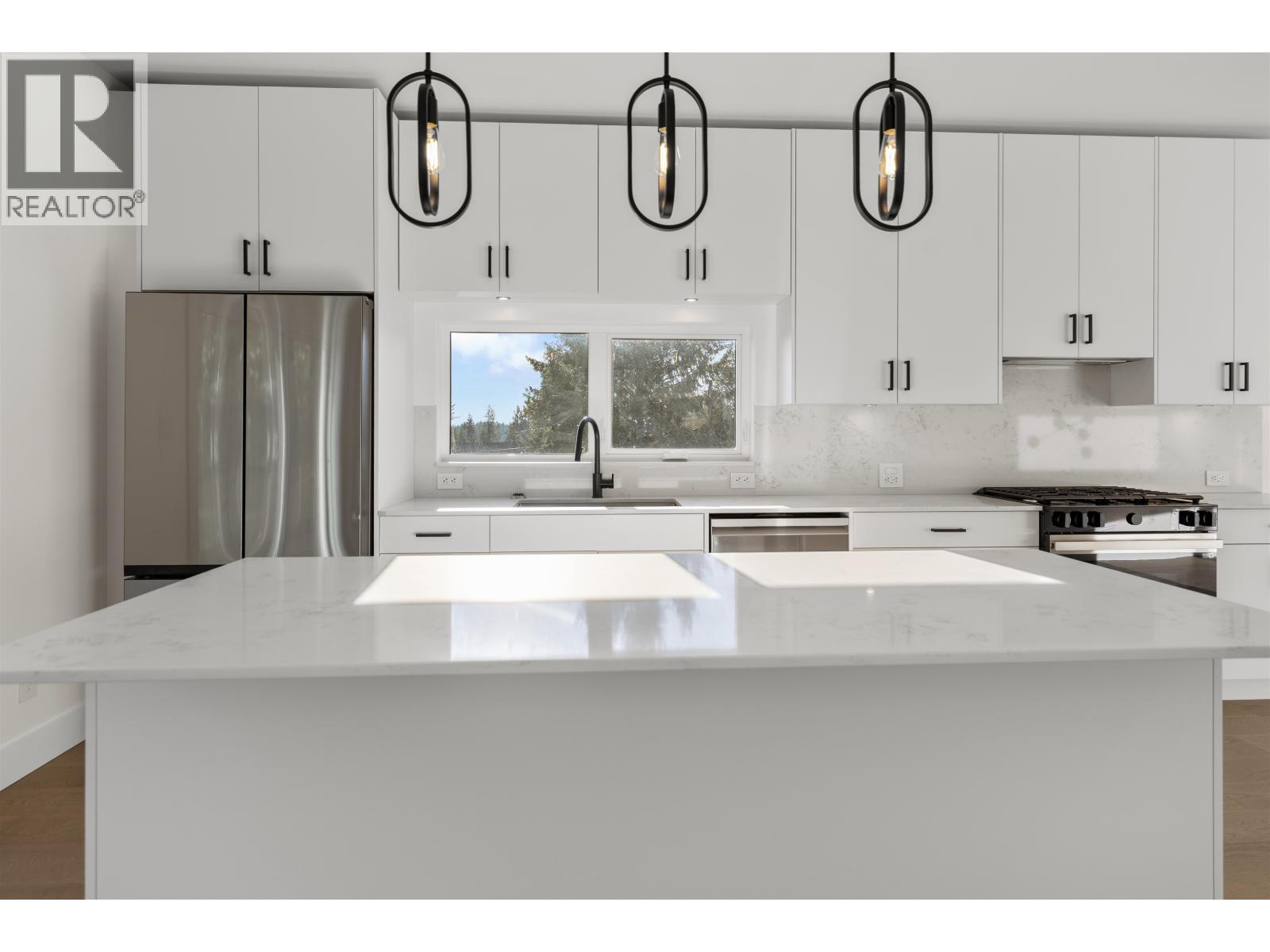 5410 STELLAR WAY, Sechelt