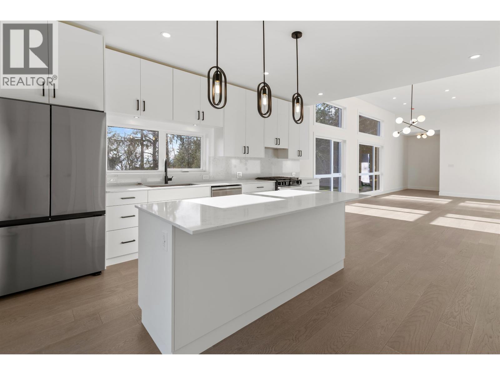 5410 STELLAR WAY, Sechelt