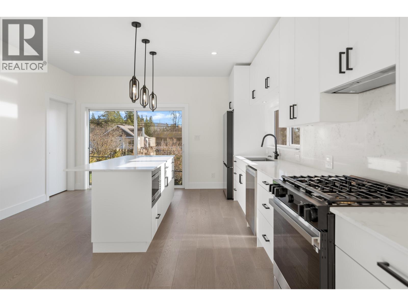 5410 STELLAR WAY, Sechelt