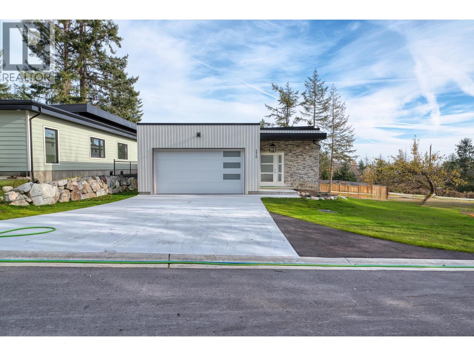 5410 STELLAR WAY, Sechelt