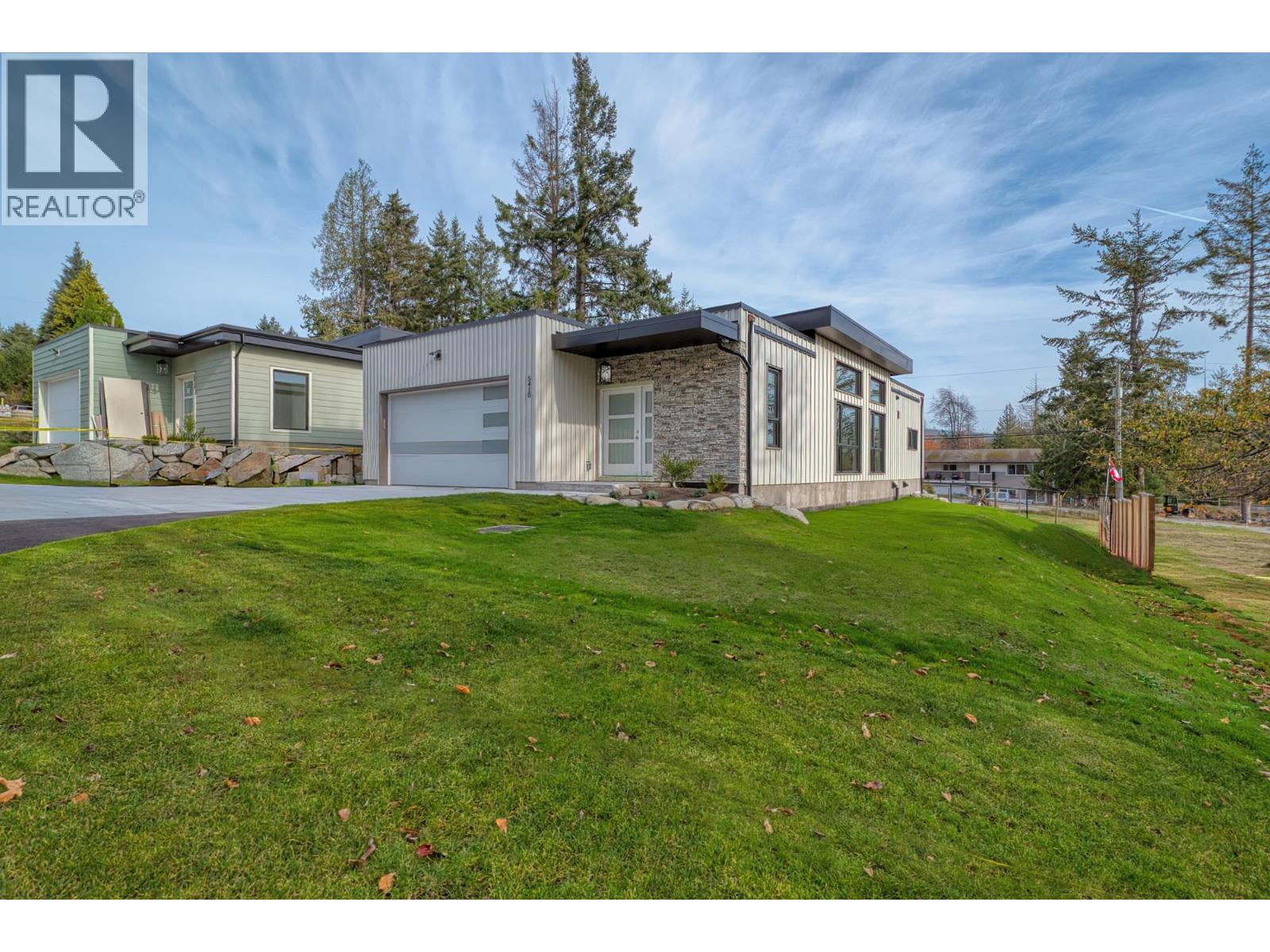 5410 STELLAR WAY, Sechelt