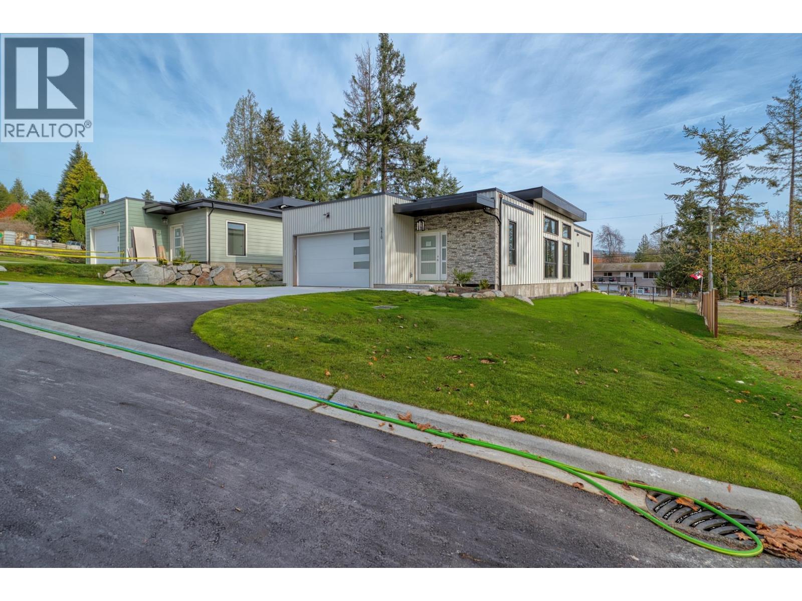 5410 STELLAR WAY, Sechelt