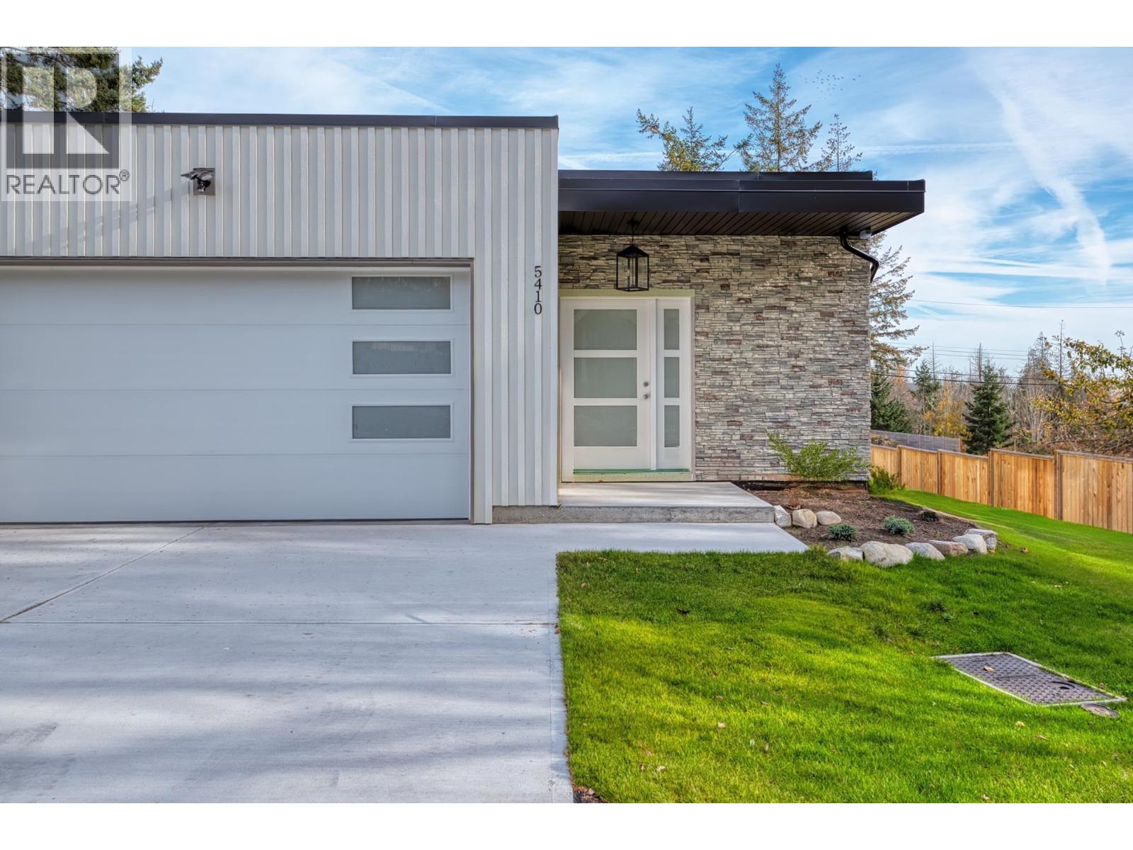 5410 STELLAR WAY, Sechelt