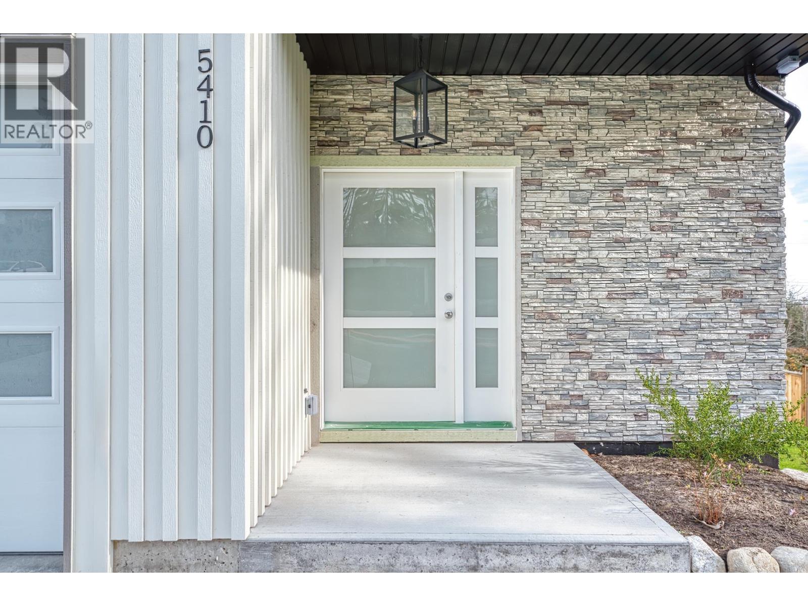 5410 STELLAR WAY, Sechelt