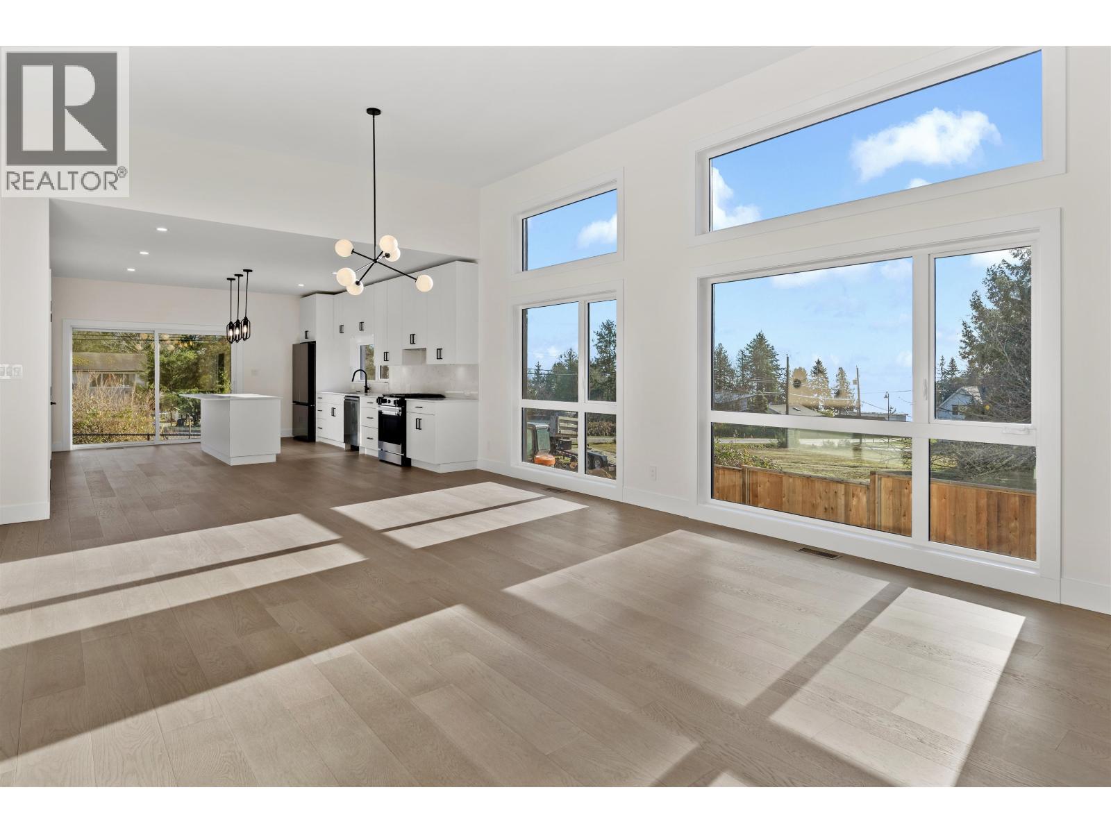 5410 STELLAR WAY, Sechelt