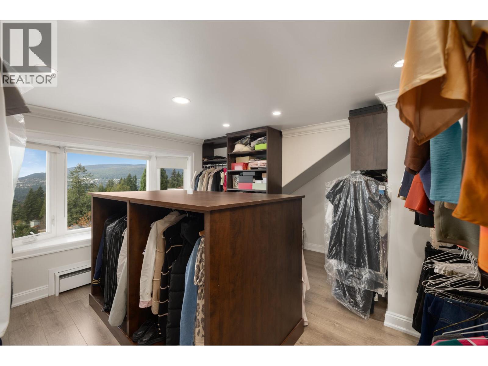 4050 ST. PAULS AVENUE, North Vancouver