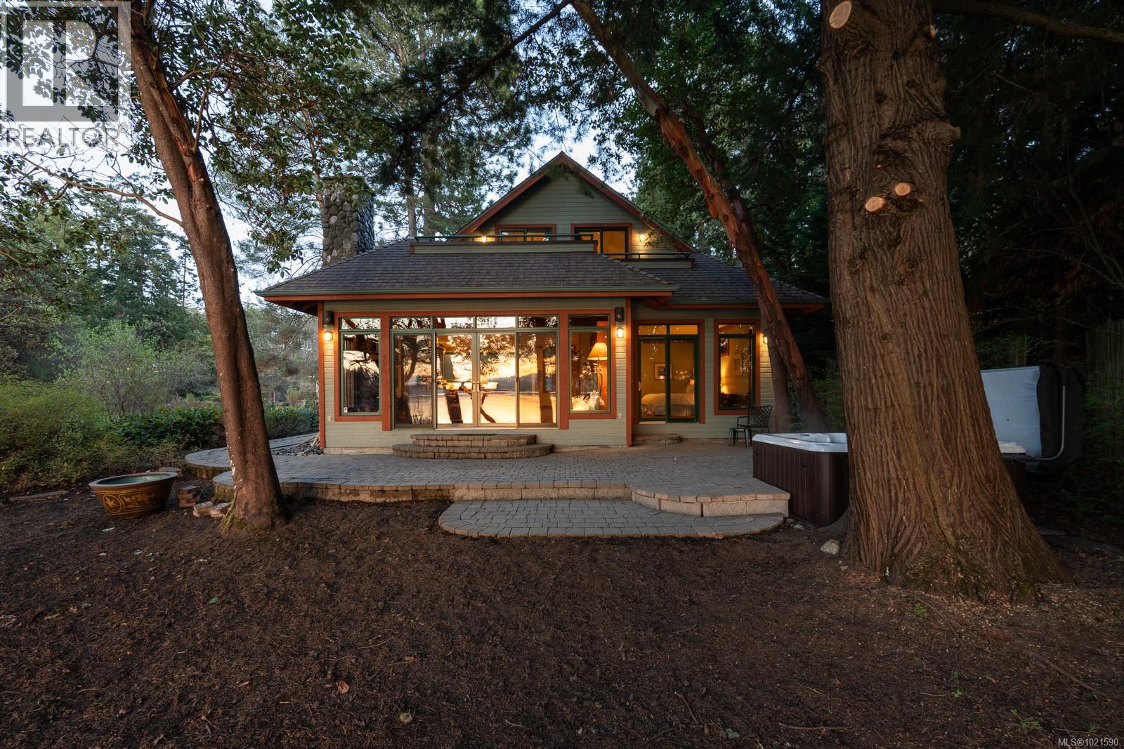 675 Towner Park Rd, North Saanich