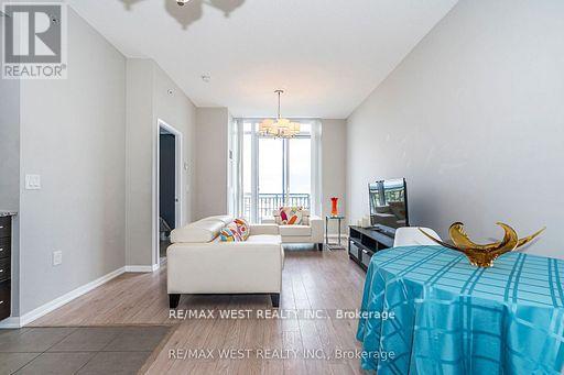 #803 830 LAWRENCE AVENUE - 10