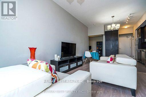 #803 830 LAWRENCE AVENUE - 14