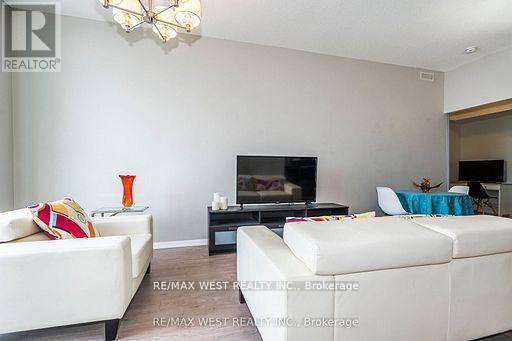 #803 830 LAWRENCE AVENUE - 15