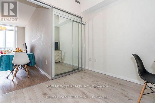 #803 830 LAWRENCE AVENUE - 22