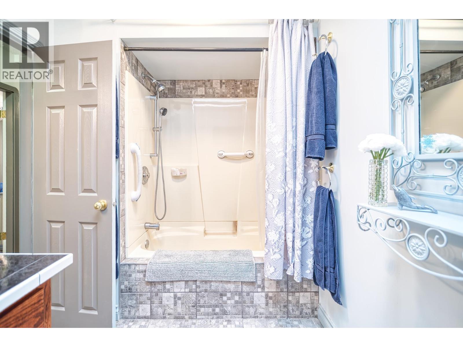 6241 SECHELT INLET ROAD, Sechelt