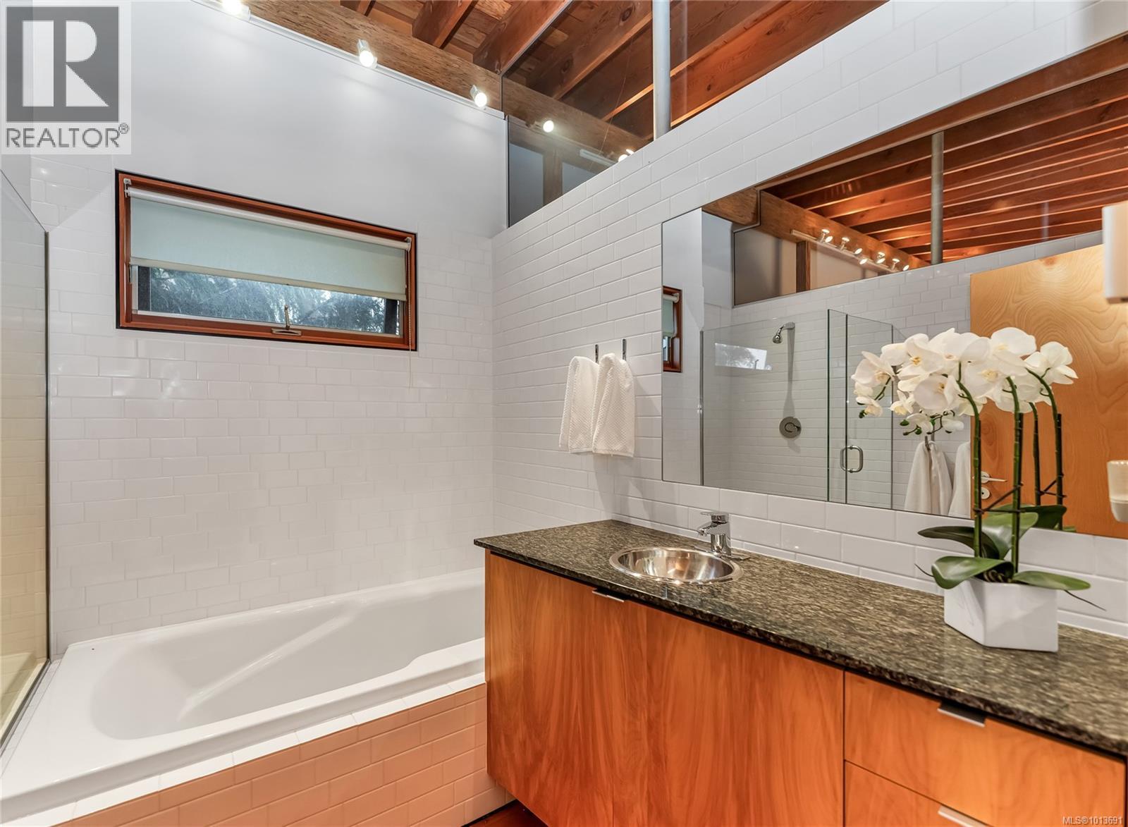 8909 Park Pacific Terr, North Saanich