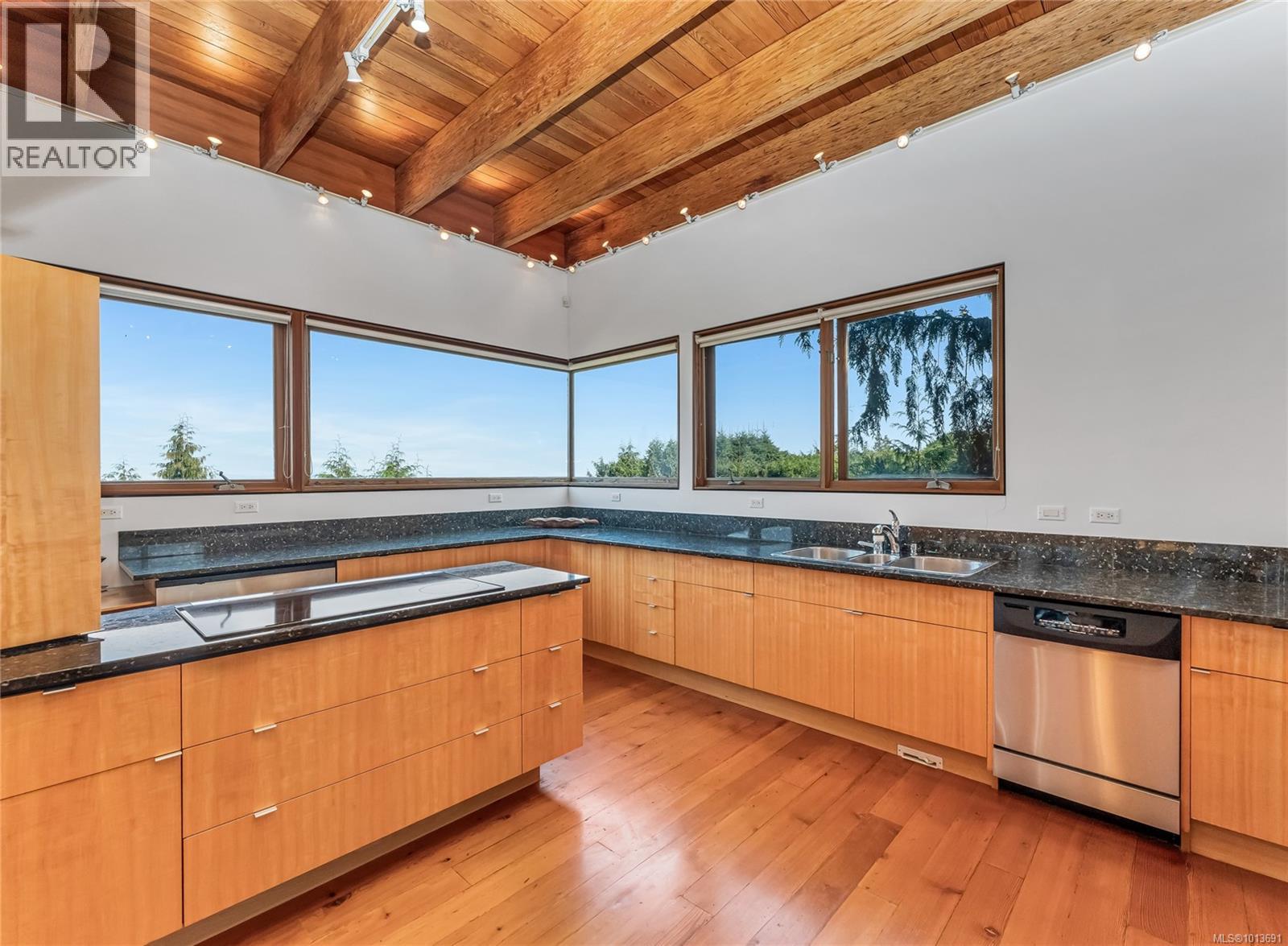 8909 Park Pacific Terr, North Saanich