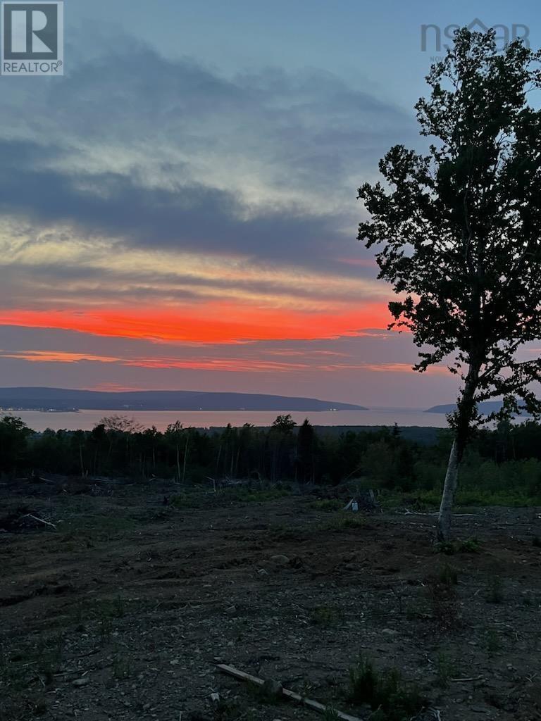 Property 10 of 13 of 101 Highway