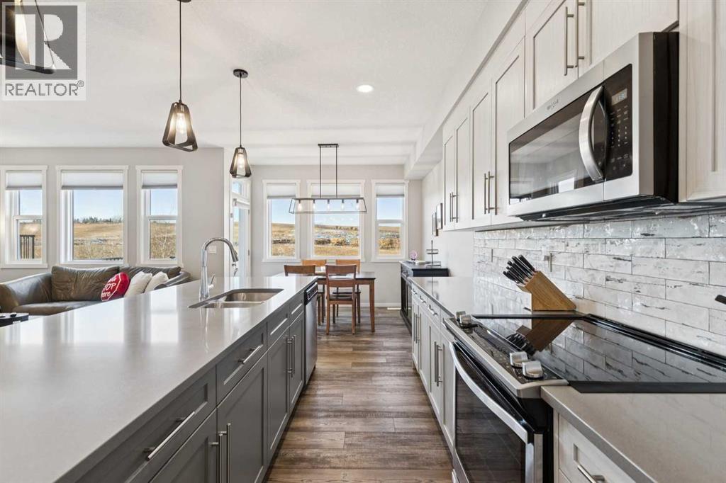 Single Family House for Sale in  Crestridge Bay SW Crestmont Calgary 