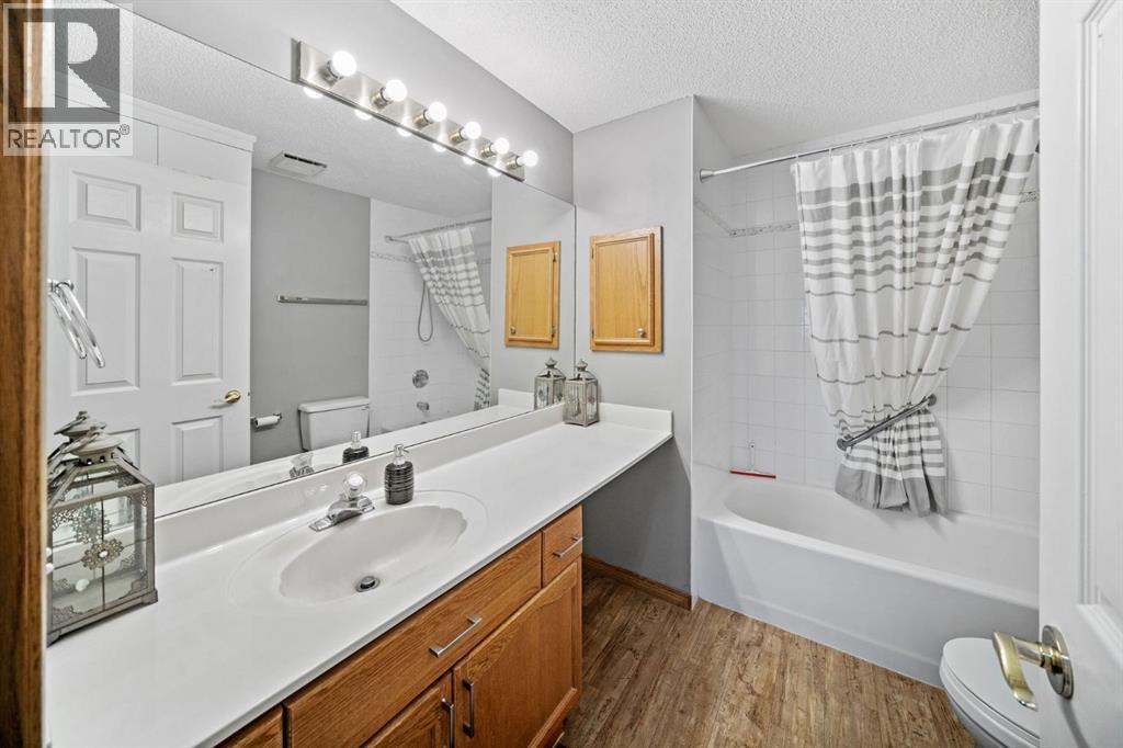 Single Family House for Sale in   Lincoln Way SW Lincoln Park Calgary 